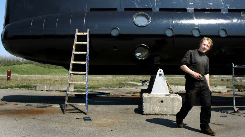 Peter Madsen durante la construcción del submarino. (Foto: AP Images)